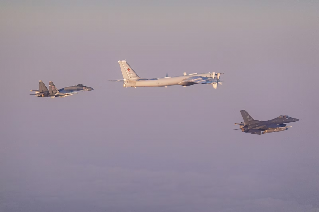 Americké lietadlo F-16 Fighting Falcon (vpravo) eskortuje ruský bombardér Tu-95 (uprostred) a stíhačku Su-35 od pobrežia Aljašky. (25. septembra 2025). FOTO: TASR/AP