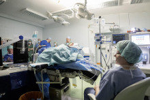 Na snímke inovatívna technika operácie karcinómu prostaty pomocou novej metódy HIFU v Univerzitnej nemocnici Bratislava.