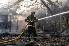 Hasič pracuje na mieste útoku ruského dronu. FOTO: Reuters
