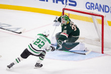 Slovenský brankár Samuel Hlavaj z Minnesoty Wild počas prípravného zápasu na novú sezónu zámorskej NHL. FOTO: TASR/AP
