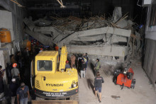 Záchranári hľadajú preživších po zrútení budovy islamskej internátnej školy v meste Sidoarjo na východe indonézskeho ostrova Jáva. FOTO: TASR/AP