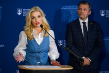 Ministerka kultúry Martina Šimkovičová (nominantka SNS) a generálny tajomník služobného úradu Ministerstva kultúry Lukáš Machala počas tlačovej konferencie k aktuálnym témam v Bratislave. FOTO: TASR/Jaroslav Novák