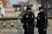 Policajti stoja pred palácom Christiansborg pred neformálnym stretnutím lídrov Európskej únie v Kodani. FOTO: Reuters