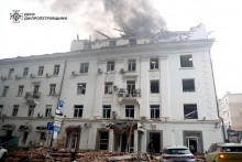 Pohľad na miesto útoku ruského dronu v Dnipre na Ukrajine 30. septembra 2025. FOTO: REUTERS