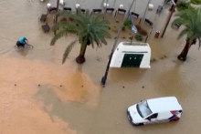 Vedci tvrdia, že klimatické zmeny spôsobené človekom zintenzívňujú extrémne poveternostné javy, ako sú silné dažde, ktoré vyvolávajú povodne. FOTO: REUTERS/@sergiovicedodj