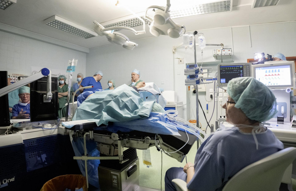 Na snímke inovatívna technika operácie karcinómu prostaty pomocou novej metódy HIFU v Univerzitnej nemocnici Bratislava.