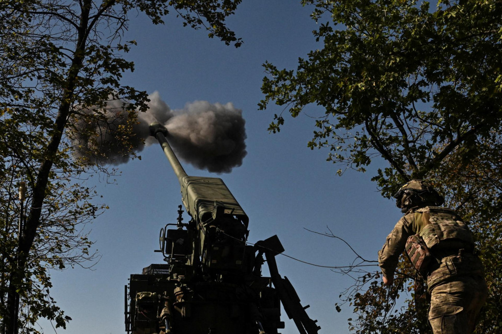 Ukrajinský vojak strieľa zo samohybnej húfnice Bohdana na ruské jednotky v Záporožskej oblasti. FOTO: Reuters