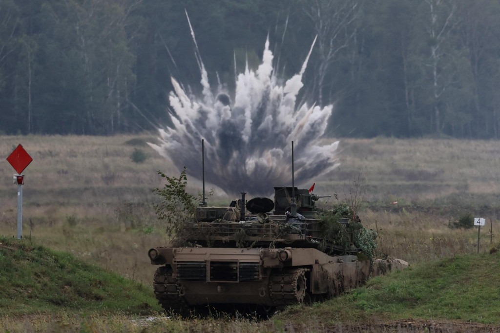 Poľský tank Abrams operuje počas vojenského cvičenia poľských síl s vojakmi NATO s názvom „Iron Defender“. FOTO: Reuters