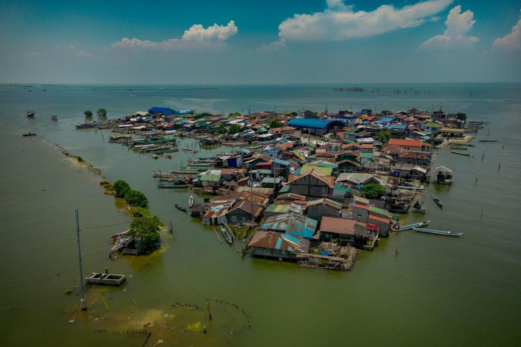 Ostrov Pugad, čiastočne ponorený v morskej vode uprostred stúpajúceho prílivu.