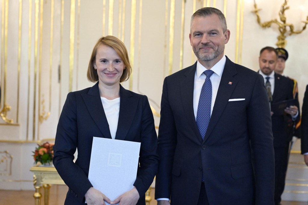 Prezident Peter Pellegrini a novovymenová sudkyňa Zuzana Makovníková počas vymenovania sudcov a sudkýň všeobecných súdov v Prezidentskom paláci. FOTO: TASR/Pavel Neubauer