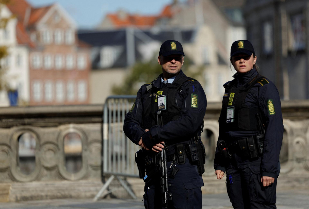 Policajti stoja pred palácom Christiansborg pred neformálnym stretnutím lídrov Európskej únie v Kodani. FOTO: Reuters