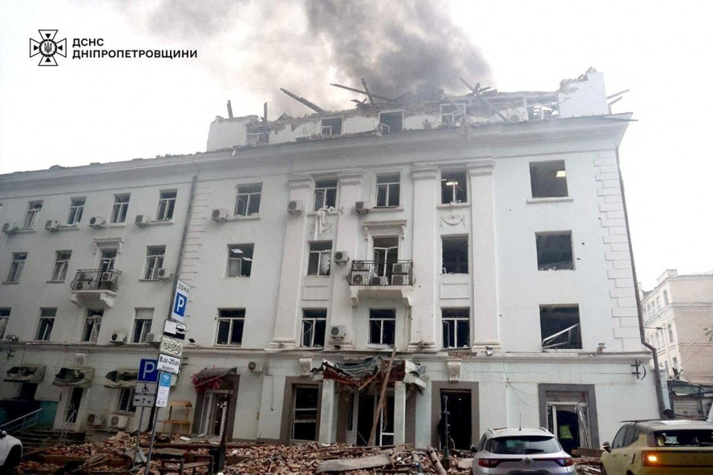 Pohľad na miesto útoku ruského dronu v Dnipre na Ukrajine 30. septembra 2025. FOTO: REUTERS