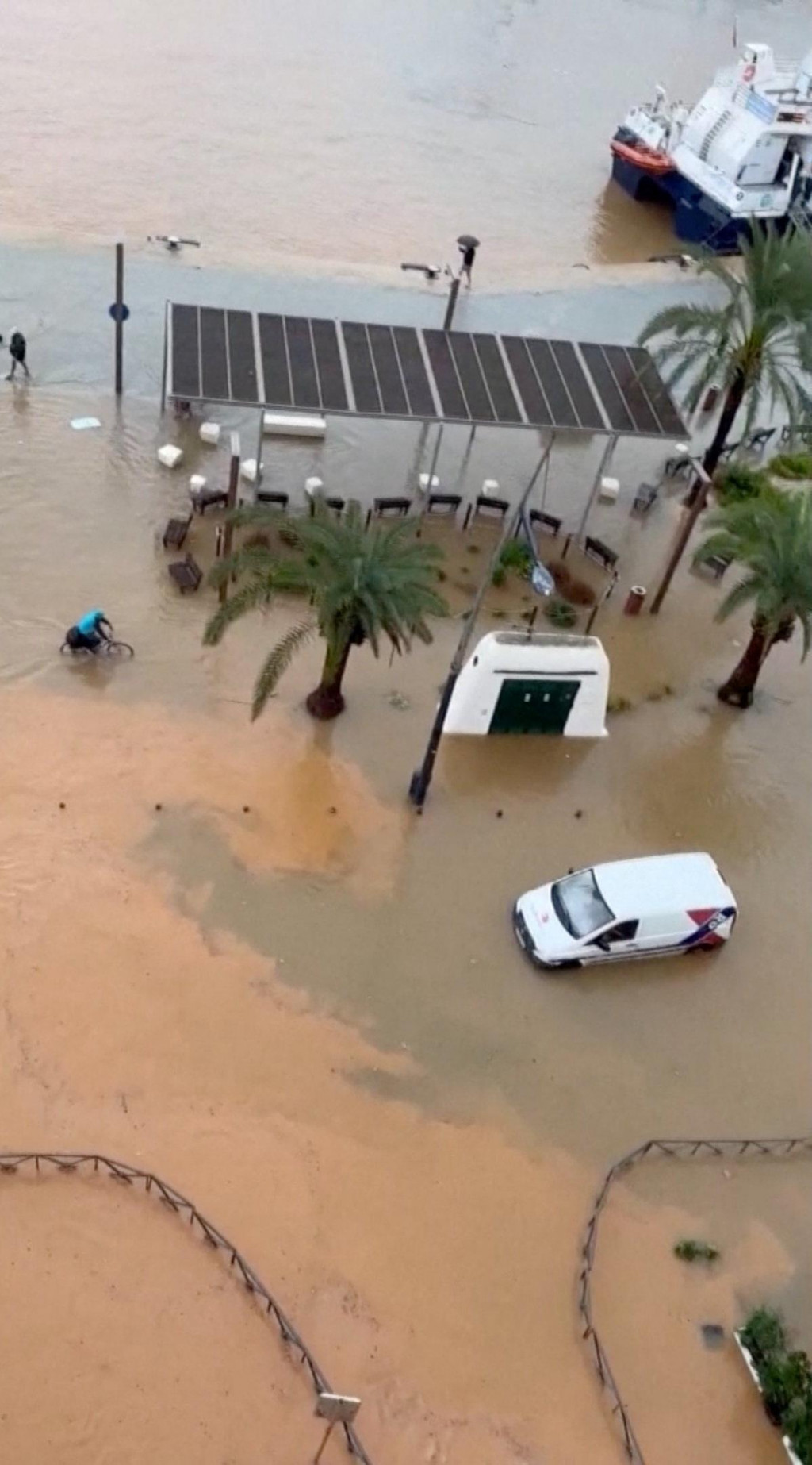Vedci tvrdia, že klimatické zmeny spôsobené človekom zintenzívňujú extrémne poveternostné javy, ako sú silné dažde, ktoré vyvolávajú povodne. FOTO: REUTERS/@sergiovicedodj