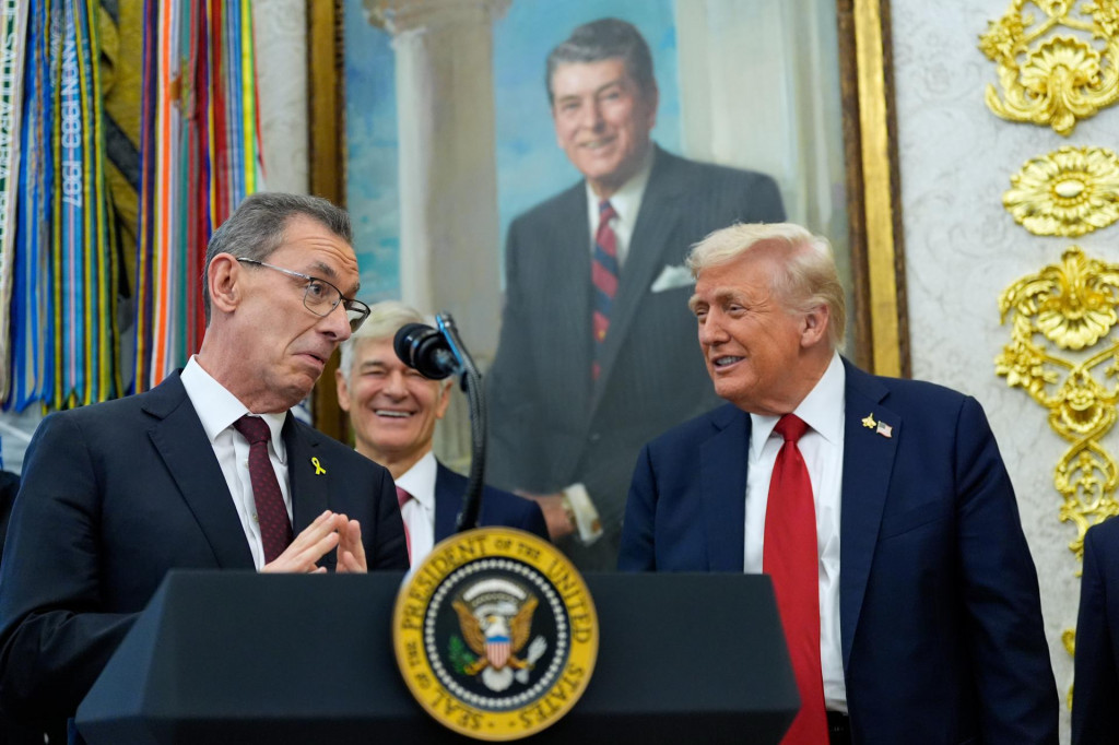 Americký prezident Donald Trump a generálny riaditeľ farmaceutickej spoločnosti Pfizer Albert Bourla. FOTO: TASR/AP