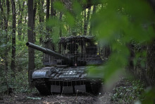 Ukrajinský vojak pripravuje tank na paľbu na ruské jednotky v Doneckej oblasti. FOTO: Reuters