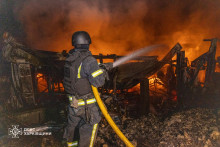 Hasiči hasia požiar po ruskom dronovom útoku v Charkove, na východe Ukrajiny 24. septembra 2025. FOTO: TASR/AP