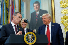 Americký prezident Donald Trump a generálny riaditeľ farmaceutickej spoločnosti Pfizer Albert Bourla počas brífingu v Oválnej pracovni Bieleho domu vo Washingtone 30. septembra 2025. FOTO: TASR/AP