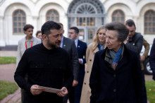 Ukrajinský prezident Volodymyr Zelenskyj a britská princezná Anna. FOTO: Reuters