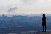 Stúpajúci dym počas izraelskej ofenzívy v meste Gaza. FOTO: Reuters