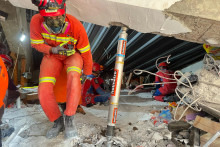 Záchranári prehľadávajú zrútenú budovu islamskej internátnej školy v meste Sidoarjo na východe indonézskeho ostrova Jáva. FOTO: TASR/AP