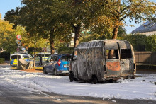 Vyhorená dodávka po tom, čo ju hasiči uhasili po zásahu v Mníchove. FOTO: Reuters