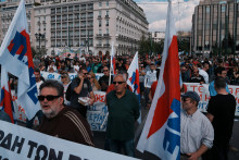 Ľudia počas celonárodného 24-hodinového generálneho štrajku v Aténach. FOTO: TASR/AP