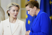 Dánska premiérka Mette Frederiksenová (vpravo) víta predsedníčku Európskej komisie Ursulu von der Leyenovú na neformálnom stretnutí hláv štátov a vlád 27 členských štátov EÚ v Kodani. FOTO: TASR/AP