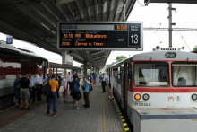 Cez rozbitú trať jazdia aj vlaky na Ukrajinu. Štát spustil prvý spoj do Mukačeva v roku 2019. FOTO: ZSSK