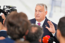 Maďarský premiér Viktor Orbán odpovedá na otázky novinárov pred príchodom na neformálnom stretnutí hláv štátov a vlád 27 členských štátov EÚ. FOTO: TASR/AP