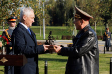 Ruský minister obrany Andrej Belousov a jeho severokórejský kolega No Kwang Čchol. FOTO: Reuters