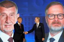 Český premiér a líder Občianskej demokratickej strany a koalície Spolu Petr Fiala a líder strany ANO Andrej Babiš si podávajú ruky pred televíznou debatou pred parlamentnými voľbami. FOTO: Reuters