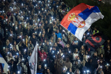 Ľudia pochodujú ulicami na pamiatku 16 obetí, ktoré zahynuli po páde betónového krytu železničnej trate v novembri 2024 v Novom Sade. FOTO: Reuters