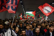 Propalestínski demonštranti sa zúčastňujú protestu na odsúdenie zadržania plavidiel Globálnej sumudskej flotily. FOTO: Reuters