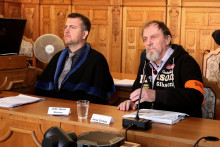 Juraj Cintula (vpravo), obžalovaný pre obzvlášť závažný zločin teroristického útoku spáchaný na chránenej osobe, a jeho obhajca Namir Alyasry sedia v súdnej sieni Špecializovaného trestného súdu v Banskej Bystrici vo štvrtok 2. októbra 2025. FOTO: TASR/Ján Krošlák