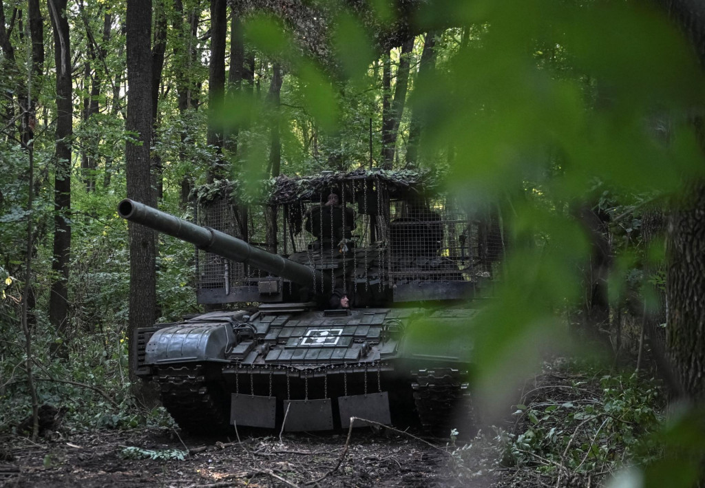 Ukrajinský vojak pripravuje tank na paľbu na ruské jednotky v Doneckej oblasti. FOTO: Reuters