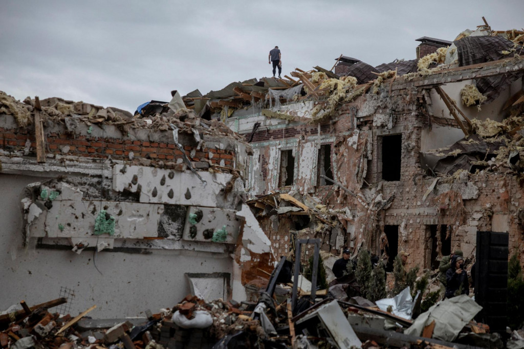Zničené obytné budovy, ktoré boli zasiahnuté počas ruských útokov dronmi a raketami v Kyjeve (28. septembra 2025). FOTO: Reuters