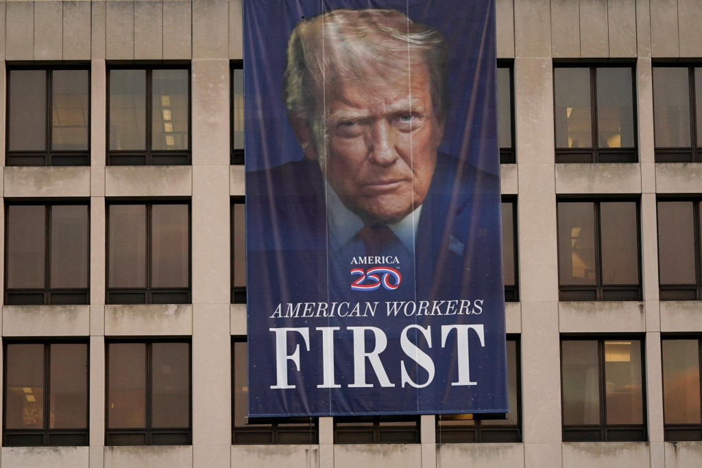 Transparent s vyobrazením amerického prezidenta Donalda Trumpa visí na budove v prvý deň čiastočného uzavretia vlády vo Washingtone.

FOTO: REUTERS