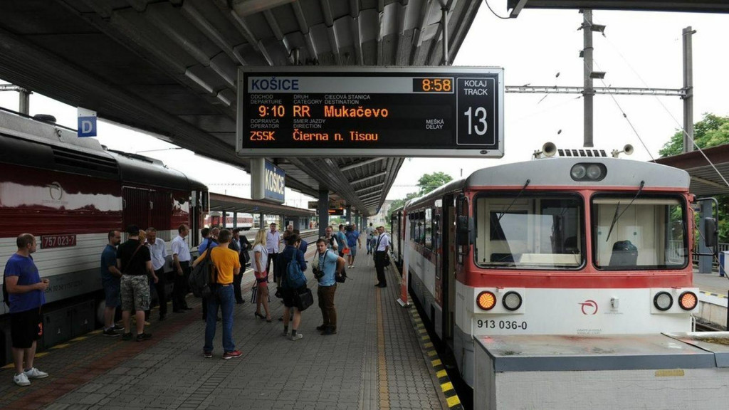 Cez rozbitú trať jazdia aj vlaky na Ukrajinu. Štát spustil prvý spoj do Mukačeva v roku 2019. FOTO: ZSSK