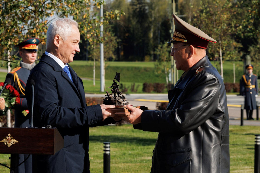 Ruský minister obrany Andrej Belousov a jeho severokórejský kolega No Kwang Čchol. FOTO: Reuters