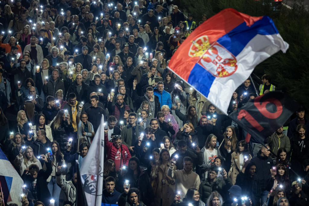 Ľudia pochodujú ulicami na pamiatku 16 obetí, ktoré zahynuli po páde betónového krytu železničnej trate v novembri 2024 v Novom Sade. FOTO: Reuters