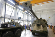 Domáce firmy vyrábajúce zbrane a vojenskú techniku dokázali v minulom roku vyviezť tovar v hodnote 1,15 miliardy eur. To je viac ako dvojnásobok oproti roku 2023. FOTO: HN/Peter Mayer