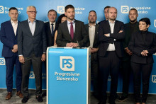 Predseda opozičného parlamentného hnutia Progresívne Slovensko Michal Šimečka s predstaviteľmi strany. FOTO: HN/Akos Cséplö