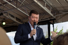 Predseda hnutia Sloboda a priama demokracia Tomio Okamura na predvolebnej akcii v Prahe. FOTO: TASR/Barbora Vizváryová