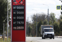 Rusko s letným nedostatkom a zdražovaním benzínu kvôli zvýšenému dopytu zápasí tretáva pravidelne, ale tento rok sa problémy zhoršili aj v dôsledku ukrajinských náletov. FOTO: REUTERS