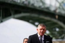 Poslanci z koalície Roberta Fica pripúšťajú, že zmena termínu komunálnych volieb je na stole. Presadiť ju však bude náročné. FOTO: Reuters