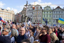 Na snímke ľudia na zhromaždení „Zabráňme vláde extrémistov“ na Staromestskom námestí v Prahe, ktorého cieľom bolo dať najavo, že väčšina Česka si želá demokratickú a prozápadnú budúcnosť krajiny. Praha, 28. septembra 2025. FOTO TASR - Barbora Vizváryová FOTO: Barbora Vizváryová