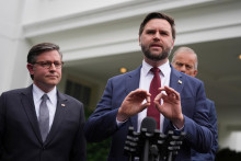 Americký viceprezident J. D. Vance a predseda Snemovne reprezentantov Mike Johnson. FOTO: TASR/AP