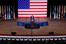 Americký prezident Donald Trump sa generálom prihovoril osobne. FOTO: Reuters/K. Lamarque