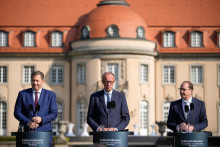 Nemecký kancelár Friedrich Merz (uprostred), nemecký vicekancelár a minister financií Lars Klingbeil (vľavo) a nemecký minister vnútra Alexander Dobrindt. FOTO: TASR/AP