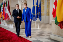 Dánska premiérka Mette Frederiksenová víta francúzskeho prezidenta Emmanuela Macrona na neformálnom samite v Kodani. FOTO: Reuters
